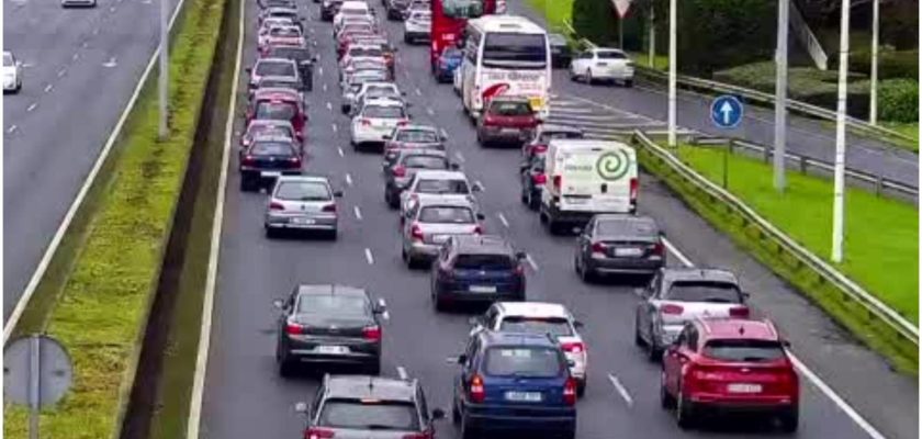 Accidente en la avenida Alfonso Molina provoca retenciones inesperadas en A Coruña