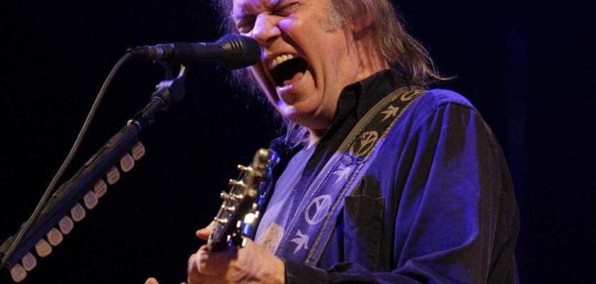 Neil Young se retira de Glastonbury: el dilema entre música, corporaciones y la libertad artística