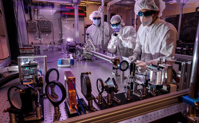 El futuro de la litografía con los láseres BAT: avance hacia semiconductores de menos de 1 nm