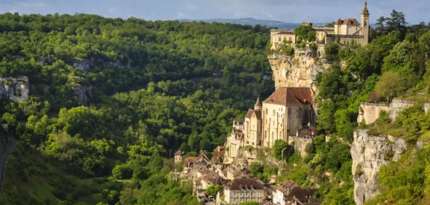 Descubre rocamadour: el encantador pueblo francés que desafía la gravedad