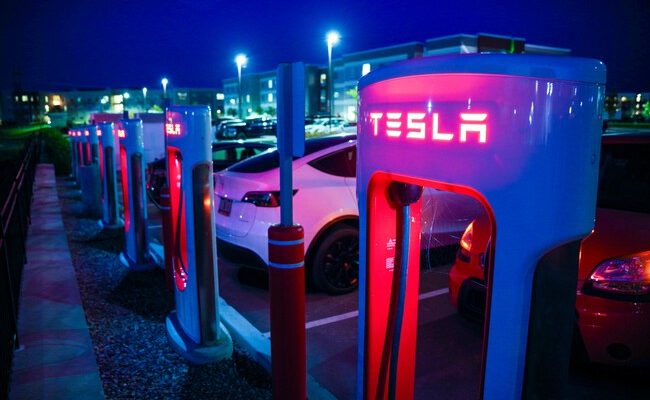 La batalla de las emisiones: cómo tesla y los gigantes automotrices navegan las multas europeas