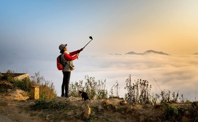 La evolución del selfie stick: de la fama efímera a los trípodes de TikTok