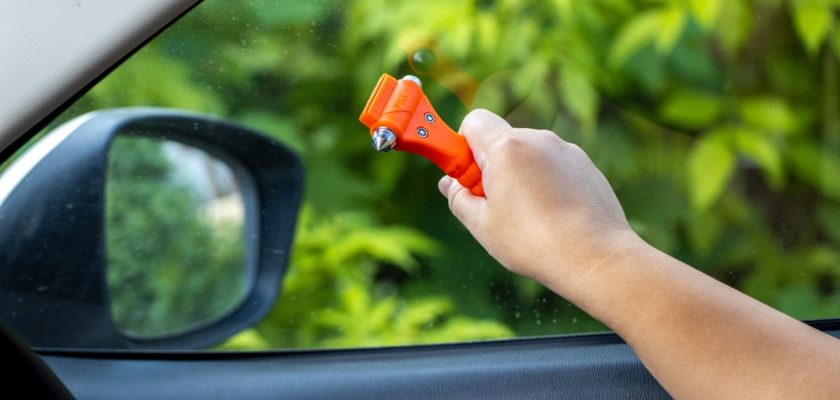 ¿Por qué un martillo rompecristales es el mejor amigo de tu coche? Descubre todo su potencial