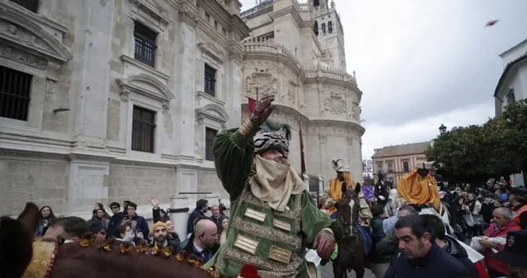 Sevillanos se preparan para la llegada del Heraldo: una tradición navideña en auge