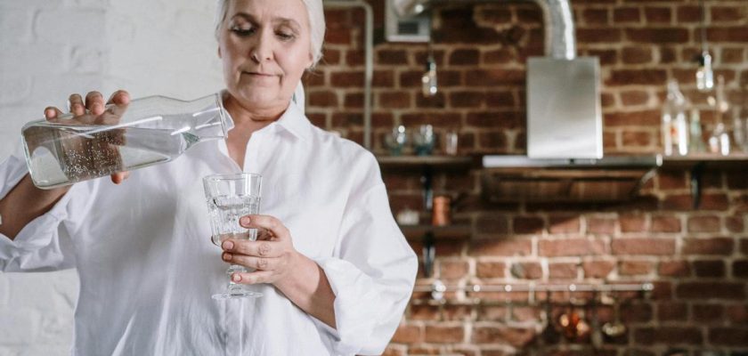 ¿Cuánto dura el agua embotellada después de abrirla? Descubre lo que necesitas saber