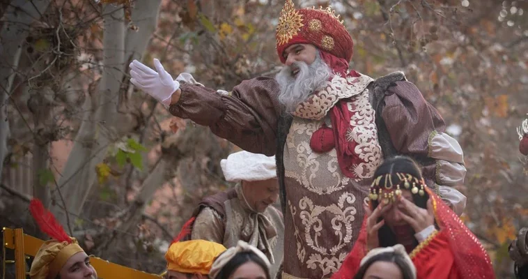 Las mágicas tradiciones de Reyes: una mirada a la cabalgata de Granada y la importancia de la ilusión infantil