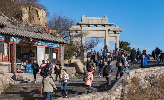 La fascinante y lucrativa economía del acompañamiento en la montaña en China