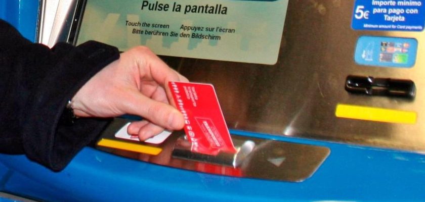 Crisis en el transporte de Madrid: cómo la prórroga de las tarjetas de mayores provoca caos en las oficinas