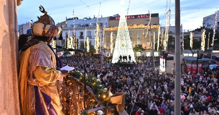 La mágica cabalgata de Reyes en Almería: un desfile inolvidable con 13.000 kilos de caramelos