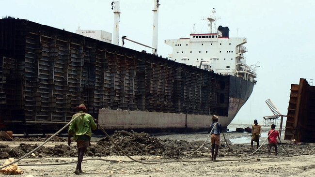 La oscura realidad del reciclaje naval: desguace y tragedia en Chittagong