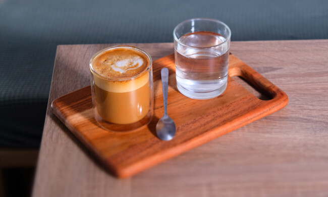 ¿Por qué en algunas cafeterías te sirven agua junto al café?: un vistazo a esta curiosa tradición