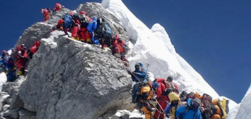 Nepal actualiza regulaciones sobre el Everest: todo lo que necesitas saber sobre los nuevos permisos y costes