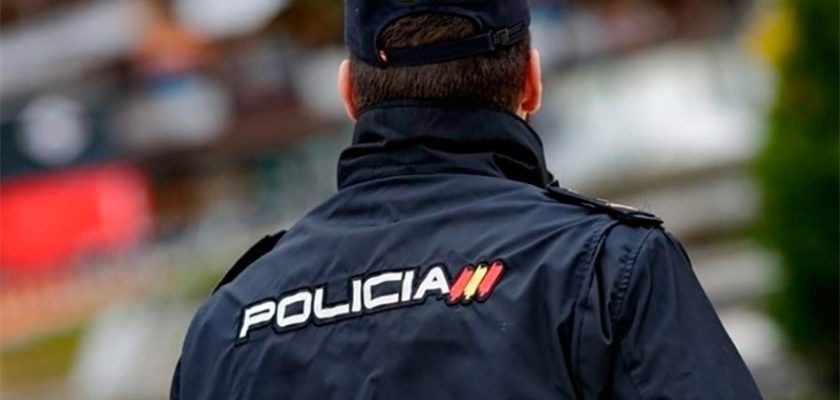 Desmantelado arsenal de armas y drogas en Madrid: un día en la vida de un agente de la policía local