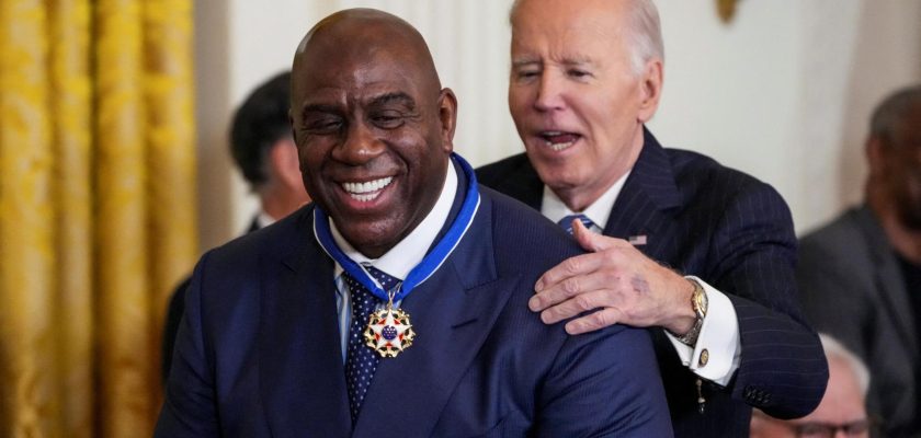 Joe Biden entrega la Medalla Presidencial de la libertad a Lionel Messi y Magic Johnson: un tributo a la dedicación humanitaria