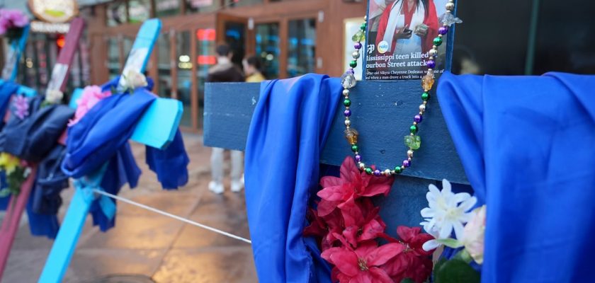 Las 14 rosas amarillas: un homenaje conmovedor a las víctimas de la matanza en Nueva Orleans