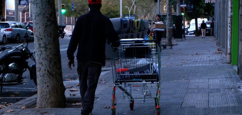 La dura realidad de los recicladores informales en barcelona: entre chatarra y esperanza