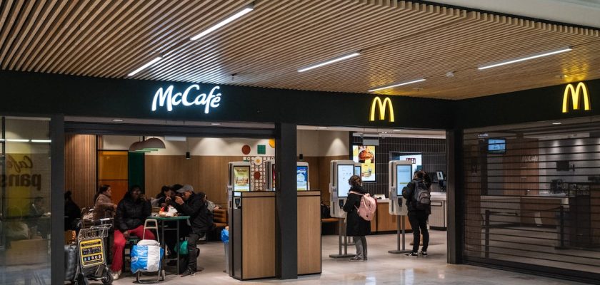 La experiencia única de esperar en un aeropuerto: reflexiones sobre la vida y los nuggets de pollo