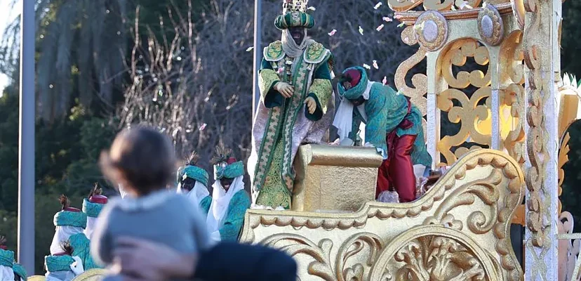 Adelanto de las Cabalgatas de Reyes en Andalucía: ¿un toque mágico o solo un chaparrón?