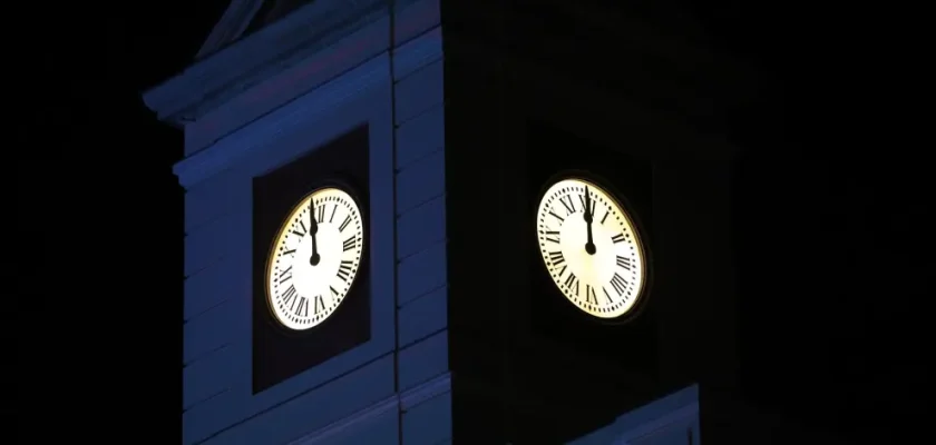 El reloj de la Puerta del Sol detiene su marcha para una limpieza bien merecida