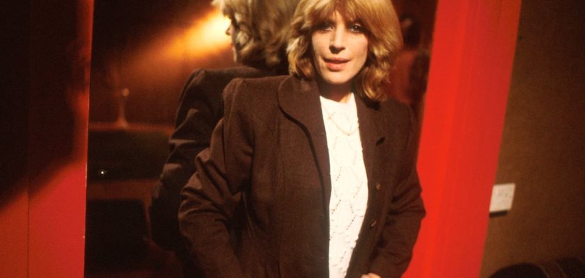 La vida intensa de Marianne Faithfull: un viaje a través del rock y la reinvención