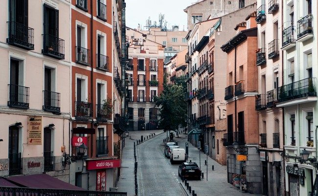 La cruda realidad del mercado inmobiliario en España: ¿están los precios preparados para caer?