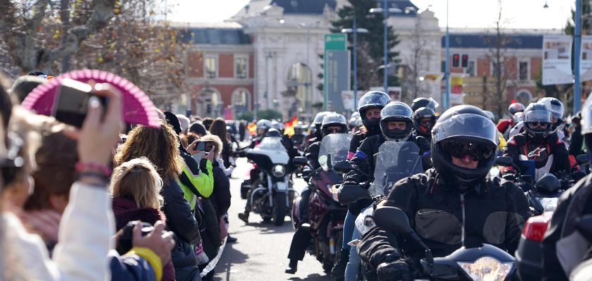 Máxima emoción y rugido de motores: el desfile de banderas de Pingüinos 2025 en Valladolid