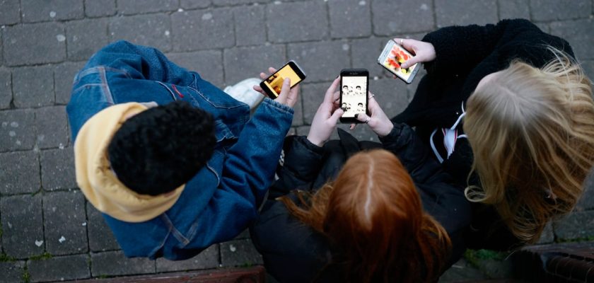 La salud mental de los adolescentes en la era digital: un reto para las familias modernas