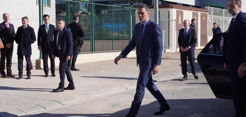 Pedro Sánchez en Zaragoza: Entre el Día Mundial contra el Cáncer y las Manifestaciones Ciudadanas