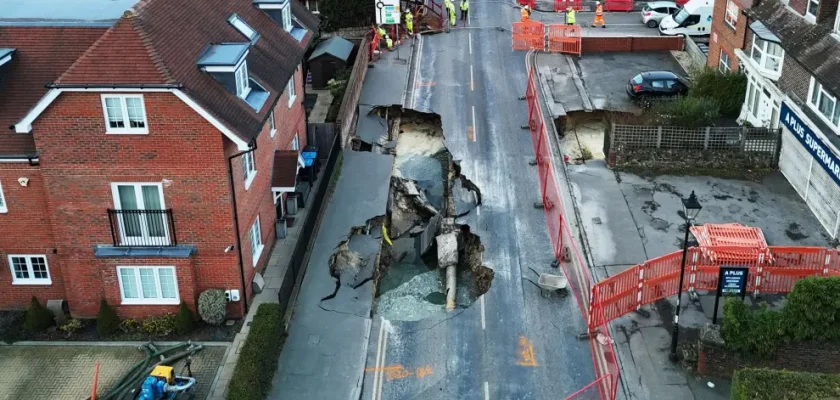 Emergencia en Godstone: un socavón de 20 metros desata el caos y la incertidumbre