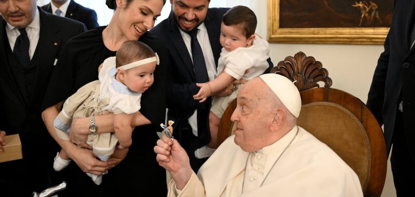 La salud del papa Francisco: ¿Un presagio de la renuncia o el coraje del liderazgo?