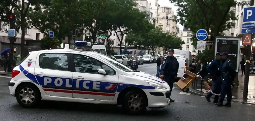 Impactante tragedia en París: joven madre lanza a su bebé desde hotel y provoca su muerte