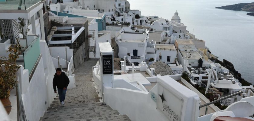 Santorini: temblores, evacuaciones y la historia volcánica que la define