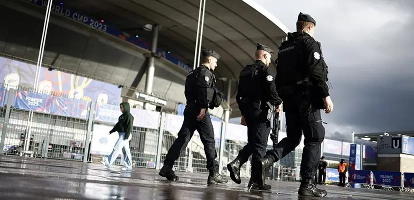 Incidente en París: Hombre armado con sables amenaza a policías y es herido de bala