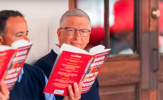 Bill Gates y su amor por la lectura: secretos para leer 50 libros al año