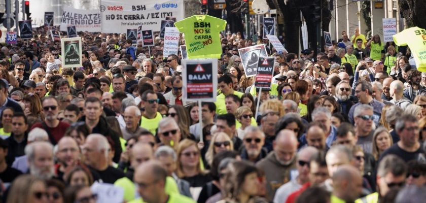 Miles de trabajadores de Volkswagen y otras empresas reclaman un futuro garantizado en Navarra