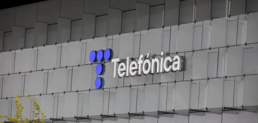 Telefónica vende su filial en Argentina a Telecom Argentina: ¿Qué significa esto para el futuro de las telecomunicaciones en el país?