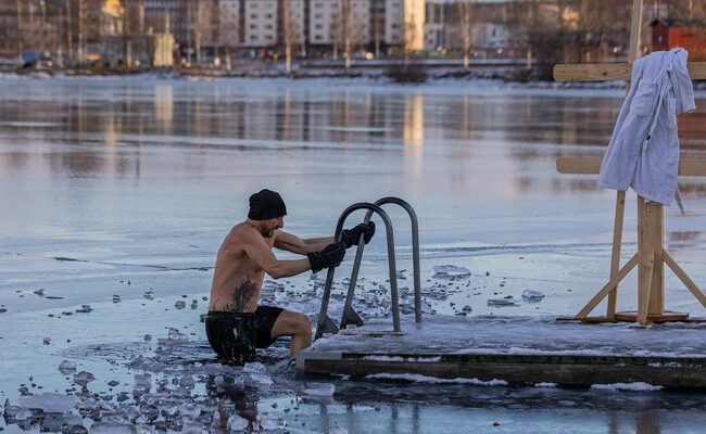 El controvertido fenómeno de los baños en agua helada: ¿milagro o tortura innecesaria?