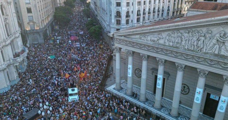 Masivas protestas en Argentina contra las declaraciones de Milei sobre la comunidad LGBTIQ+ y feminismo