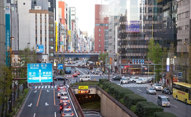 Dramático rescate en Japón: un socavón gigante amenaza la vida de un conductor atrapado