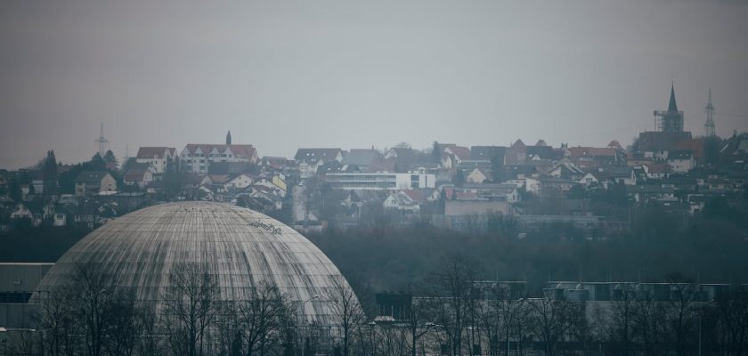 Descubriendo el pueblo moderno: Neckarwestheim y su auditorio emblemático