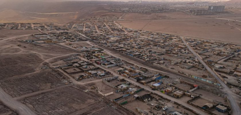 La sorprendente tecnología de atrapanieblas: agua del desierto y atisbos de esperanza en alto hospicio