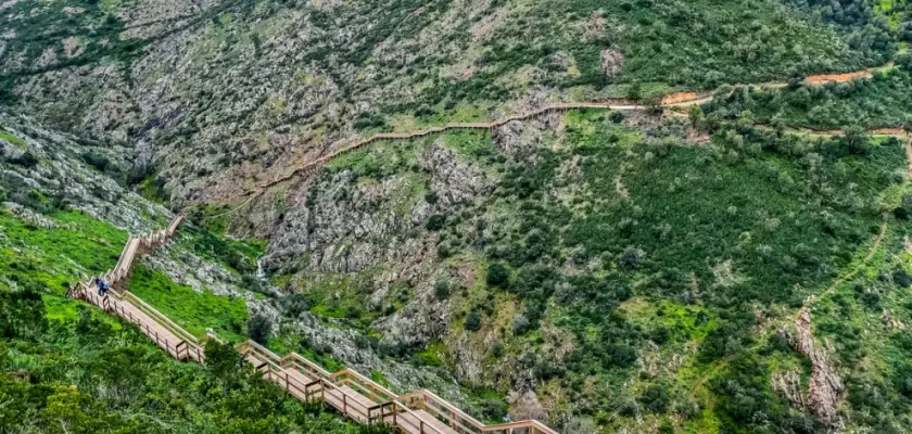 Descubre la magia de las pasarelas del Barranco do Demo en el Algarve: senderismo, historia y naturaleza