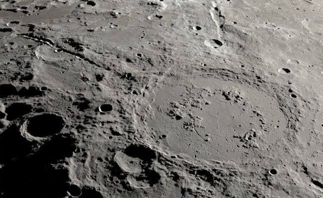 La luna revela secretos ancestrales: nuevos descubrimientos sobre sus gigantescas franjas geológicas