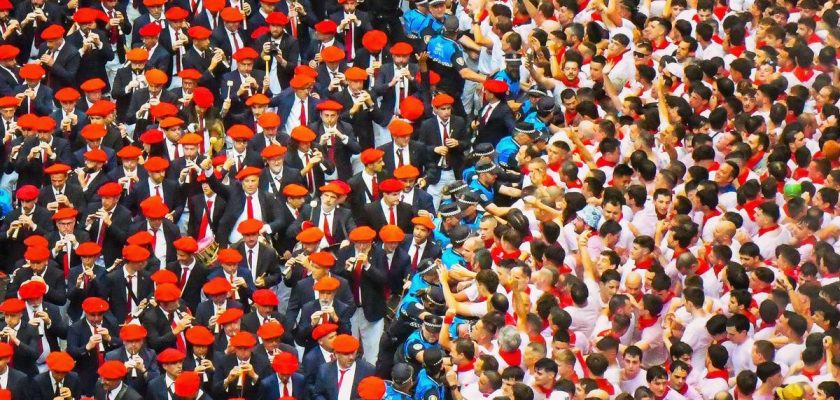 El fascinante y complejo comportamiento de las multitudes: lecciones de san fermín y el amor por la física