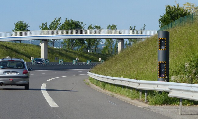 Estrategias insólitas para frenar el exceso de velocidad: ¿radar casero o locura colectiva?