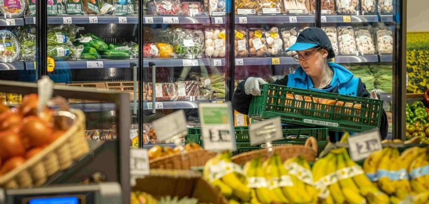 El alza en las bajas laborales en el sector de supermercados: ¿un síntoma del descanso o un síntoma de un problema más profundo?