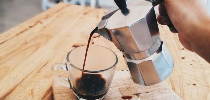 ¿Por qué limpiar tu cafetera es esencial? Consejos y trucos para amantes del café