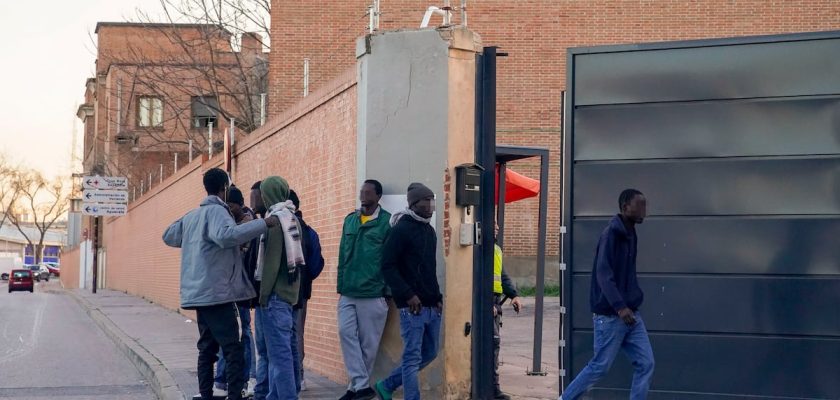 La realidad oculta de los inmigrantes en el antiguo cuartel general arteaga de Carabanchel