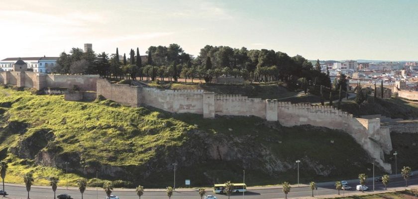 Descubre la majestuosa muralla de la Alcazaba de Badajoz: historia y curiosidades de un patrimonio olvidado