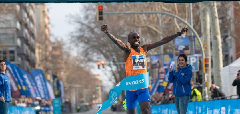 Jacob Kiplimo y Joyciline Jepkosgei rompen récords en la eDreams Mitja Marató de Barcelona